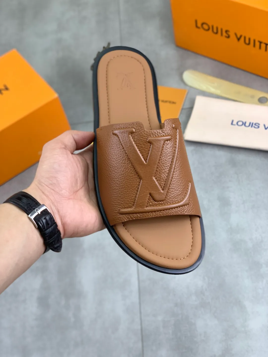 Men's shoes 💰P340 💰【New style】🆘 High quality 【LOUIS VUITTON】The popular Louis Vuitton LV men's slippers on the official website are on sale simultaneously! Original pebbled calfskin fabric imported from Italy. Original factory special supply. Size: 38-46. 4️⃣ colors available.